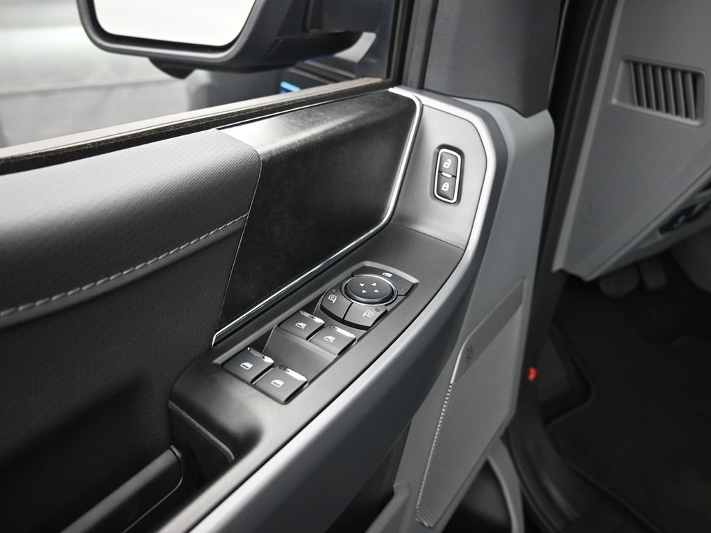 2025 Ford F-150 Lightning Flash - Photo 10