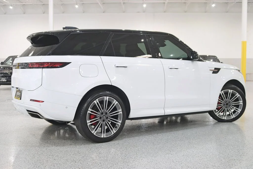 Used 2024  Land Rover Dynamic SE image 10