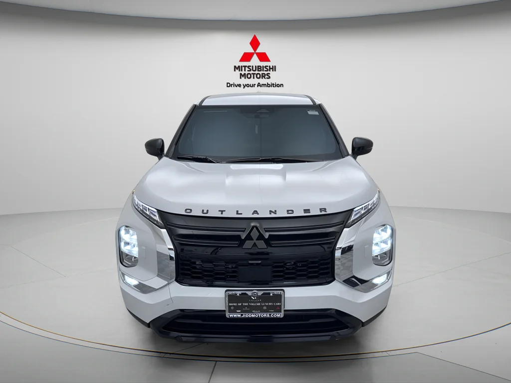 New 2026 White Diamond Mitsubishi LE image 2