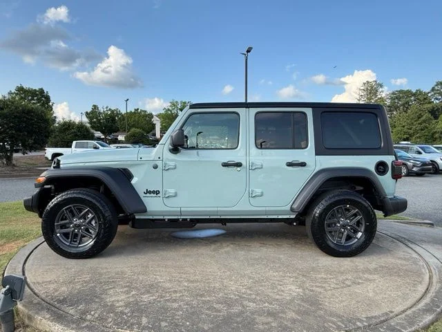New 2026 Earl Clearcoat Jeep Sport S image 4