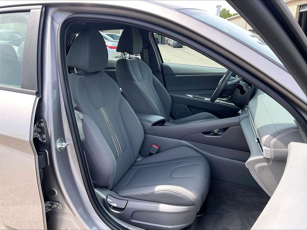 Used 2023 Silver Hyundai SEL image 11