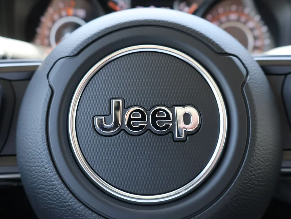 New 2026 Bright White Clear-Coat Exterior Paint Jeep Sport S image 26