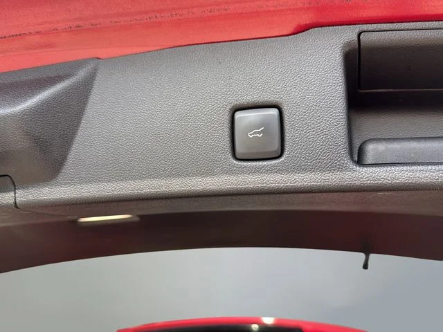 Used 2022 Red Ford SE image 29