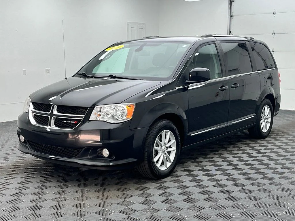 Used 2019 Black Dodge SXT image 2