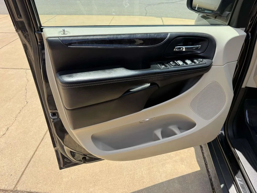 2015 Chrysler Town & Country Touring - Photo 32