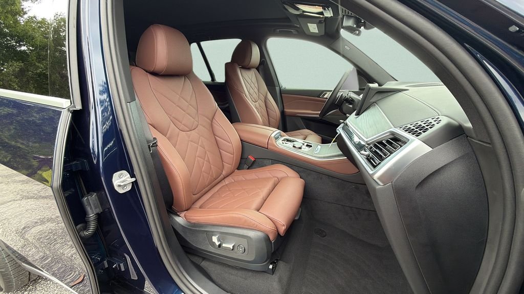New 2026 Tanzanite Blue II Metallic BMW xDrive50e image 31