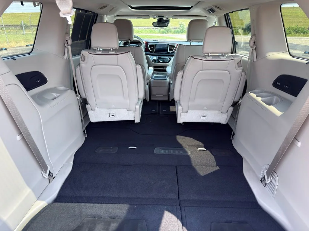 Used 2017 Silver Chrysler Limited image 31