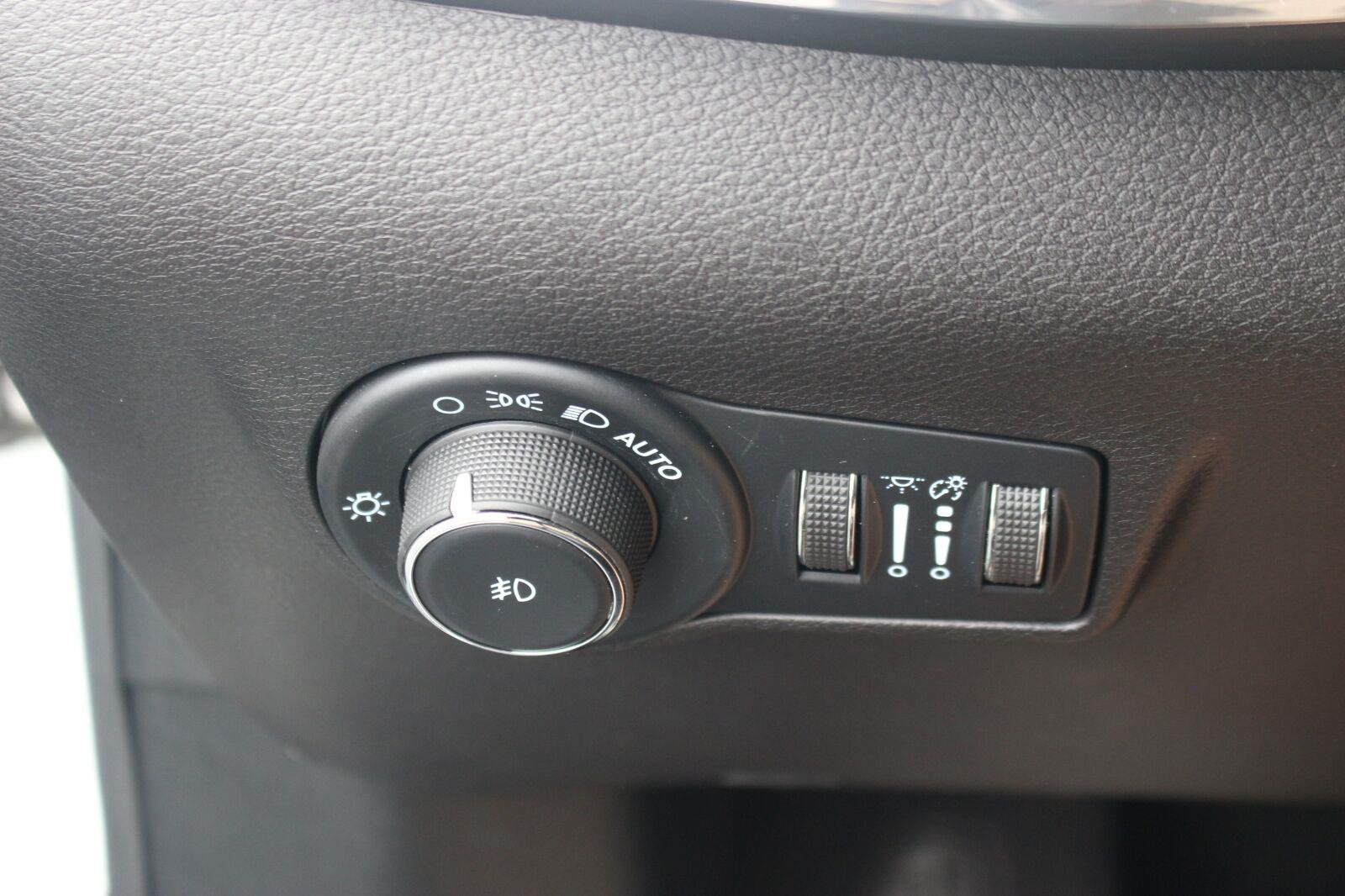 Used 2023  Jeep Limited image 27