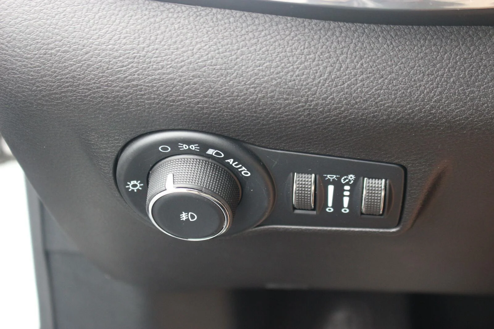 Used 2023  Jeep Limited image 27