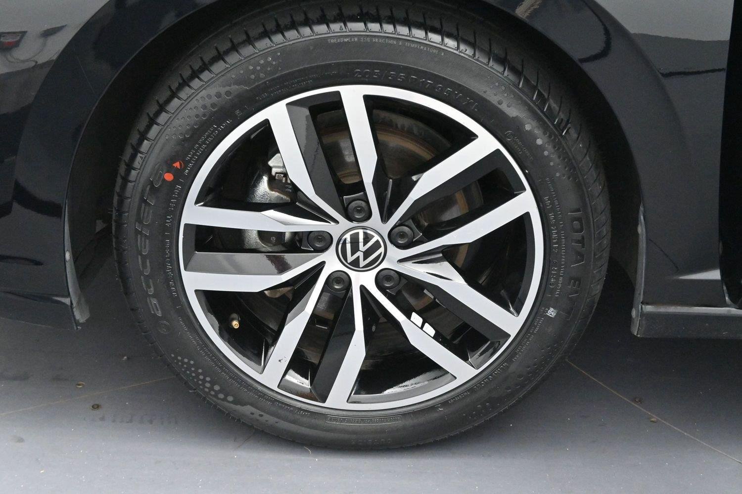 Used 2025 Deep Black Pearl Volkswagen SE image 34