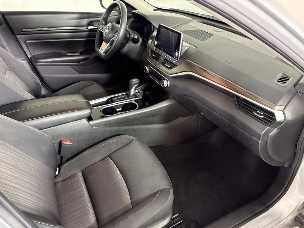 Used 2024 Silver Nissan 2.5 SV image 16