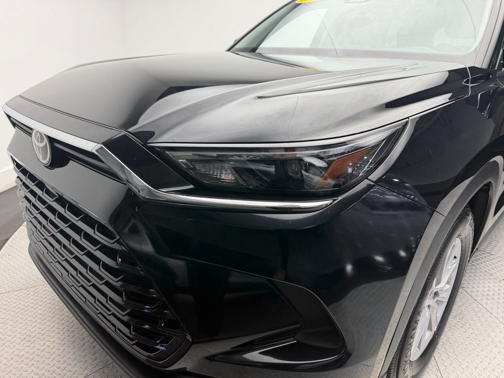 Used 2025  Toyota XLE image 10