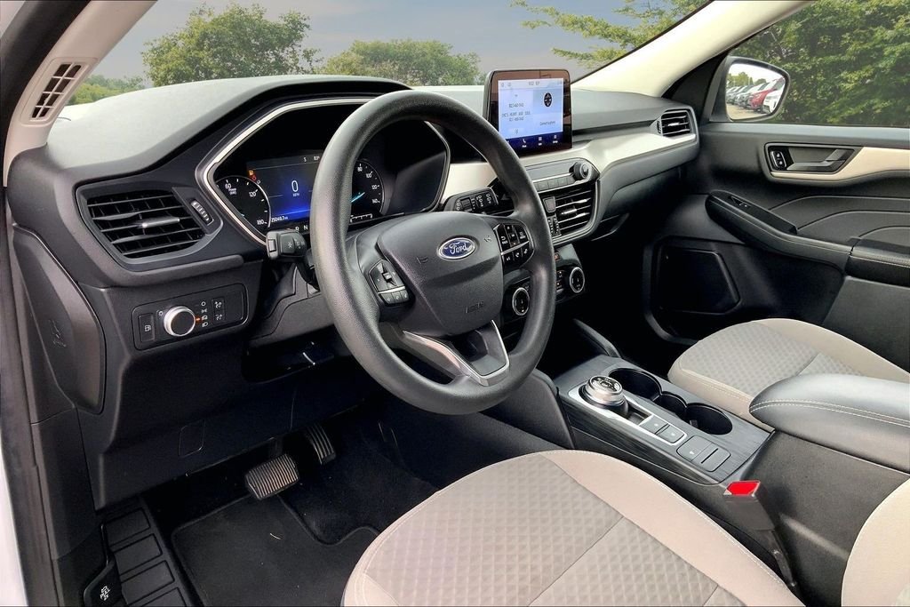 Used 2022 White Ford SE image 17