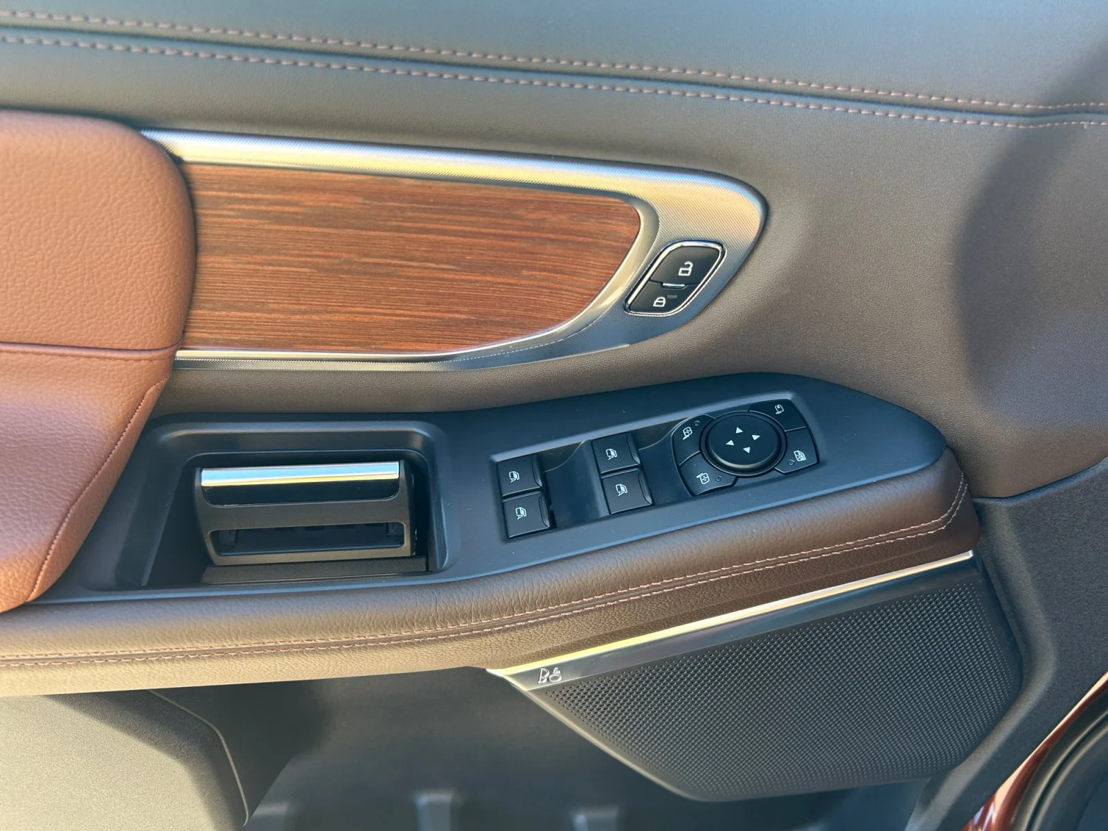 New 2027 Bronze Fire Metallic Tinted Clearcoat Ford King Ranch Max image 17