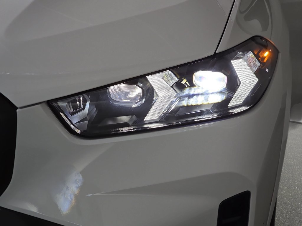 New 2026 Alpine White BMW xDrive50e image 31