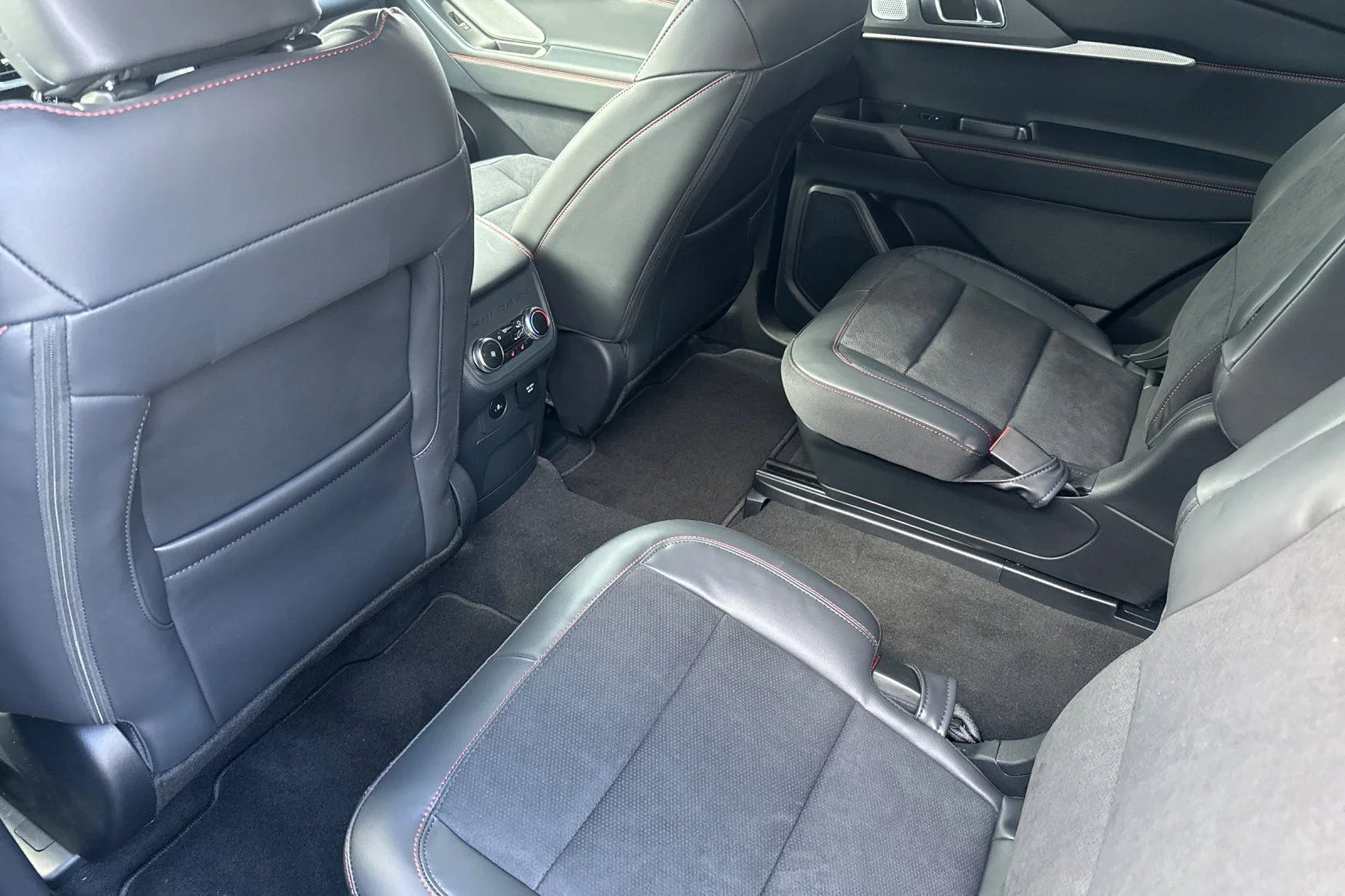 2026 Ford Explorer ST - Photo 14