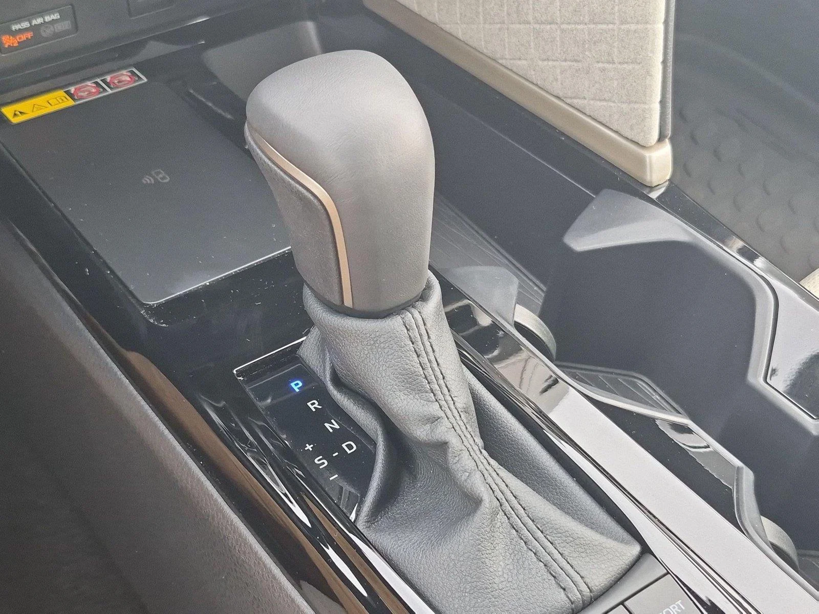 Used 2026 Wind Chill Pearl Toyota XLE image 28