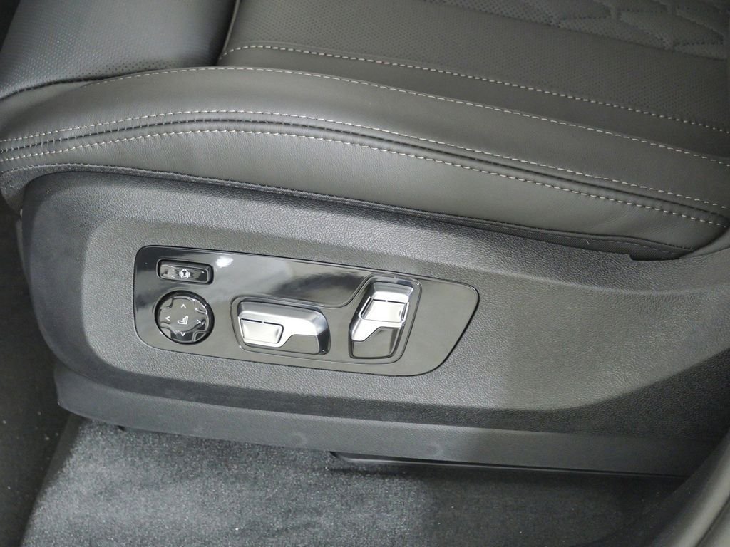 New 2027 Mineral White Metallic BMW M60i image 40