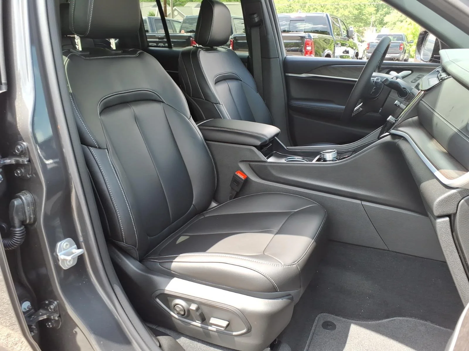 New 2026 Baltic Gray Metallic Clear-Coat Exterior Paint Jeep Limited image 4