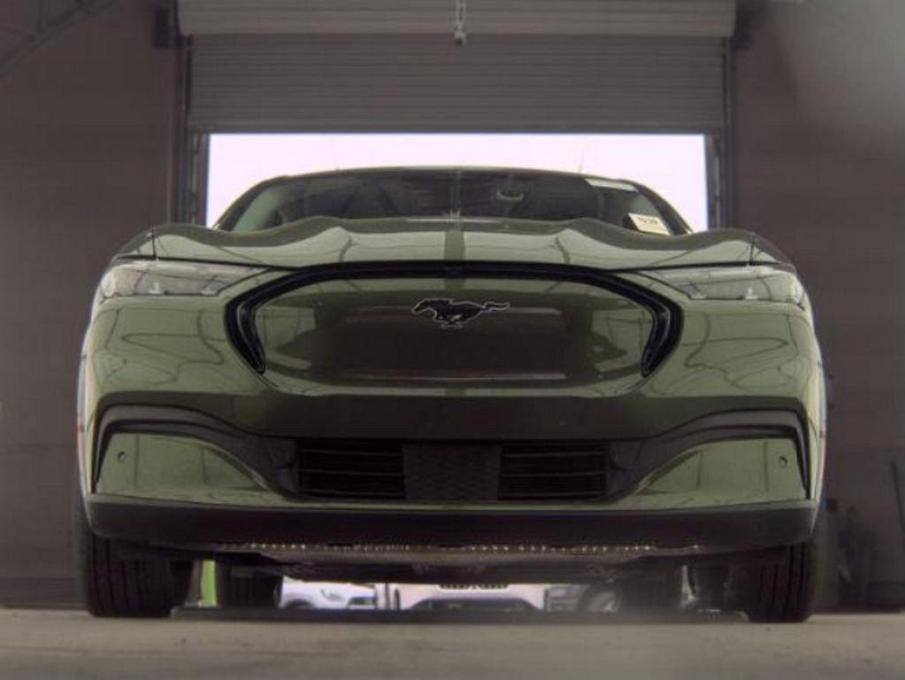 Used 2025 Green Ford Premium image 3