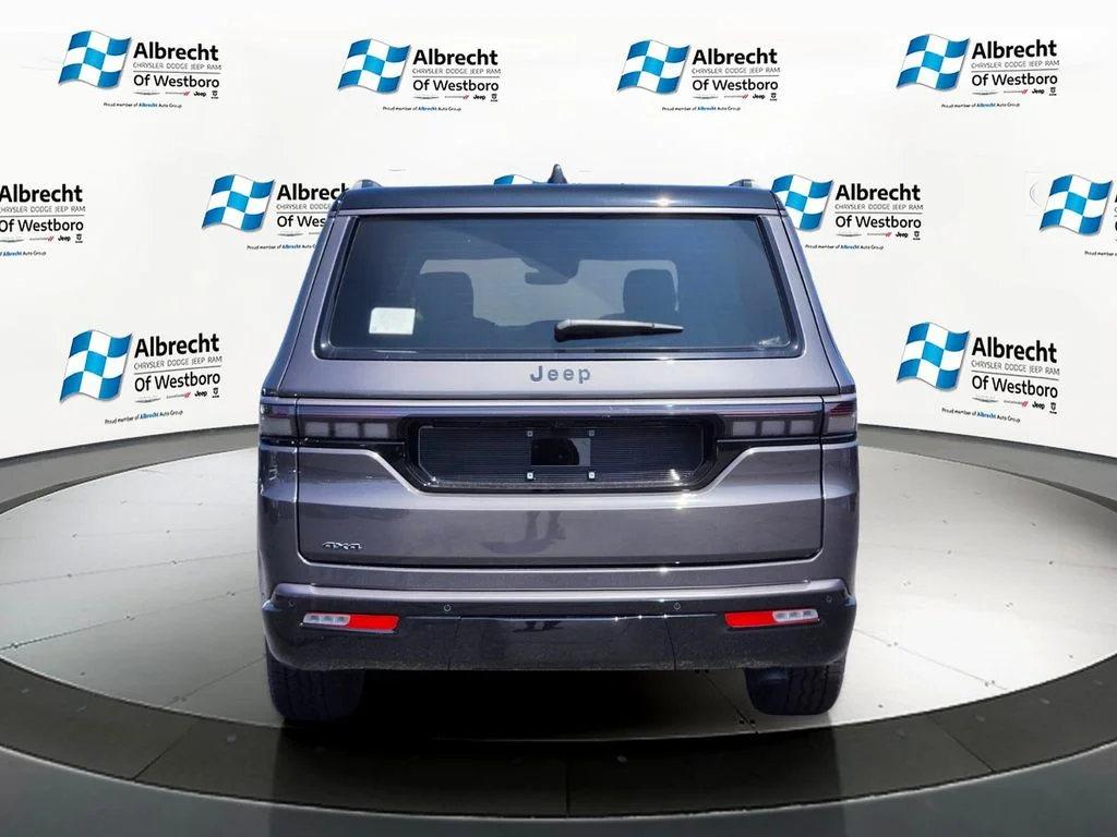 New 2026 Baltic-Gray Metallic Clear-Coat Exterior Paint Jeep Upland image 4