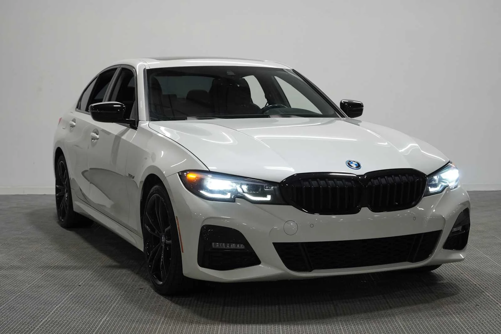 Used 2022 Mineral White Metallic BMW 330e xDrive image 3