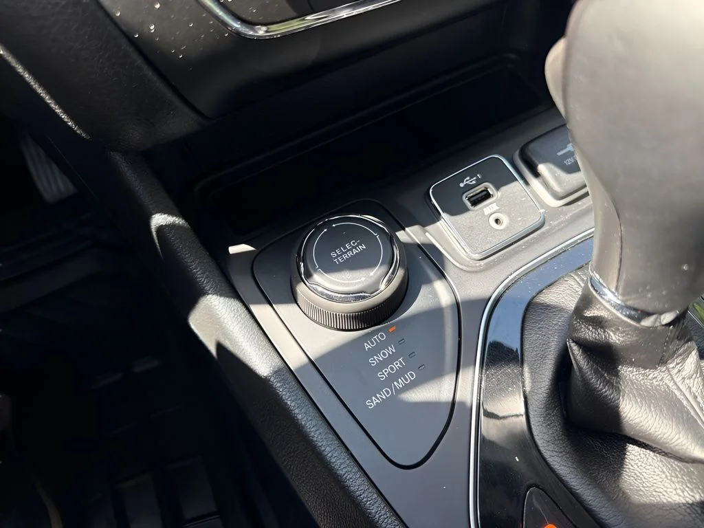 Used 2022 Gray Jeep Limited image 23