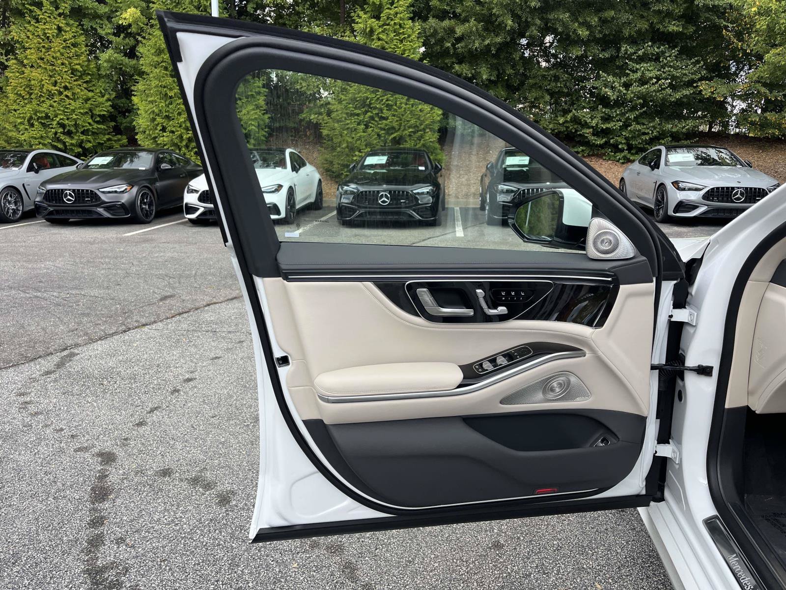 New 2027 MANUFAKTUR Moonlight White Metallic Mercedes-Benz S 500 4MATIC® Sedan image 16
