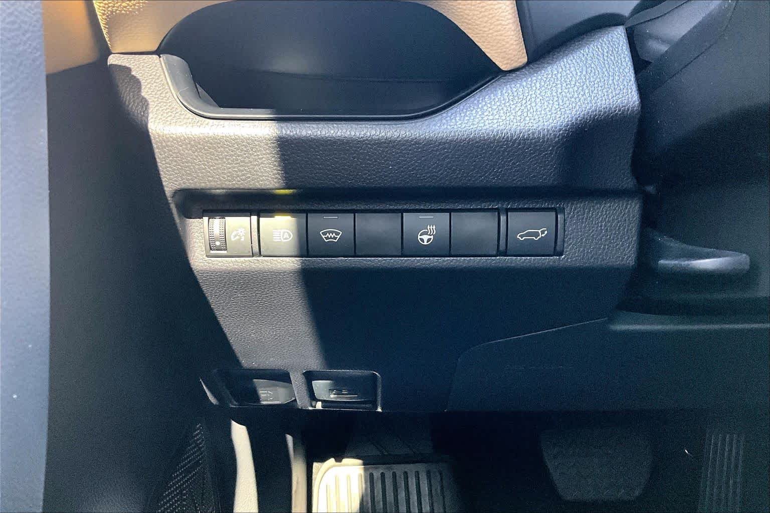 Used 2025 Wind Chill Pearl Toyota XLE Premium image 34