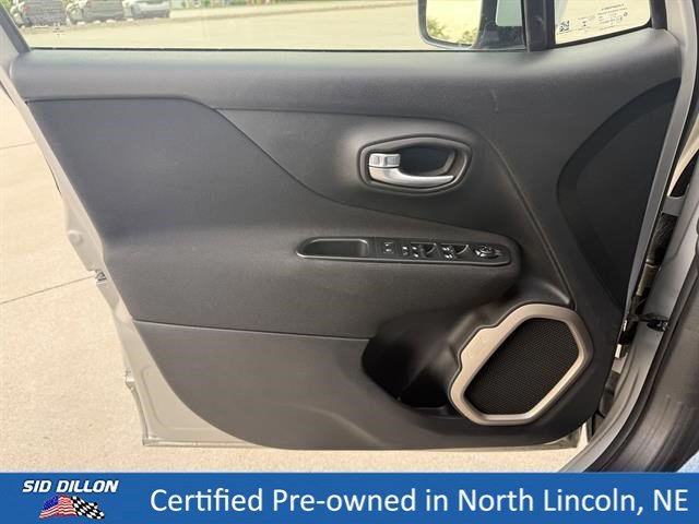 Used 2017 Glacier Metallic Jeep Latitude image 17