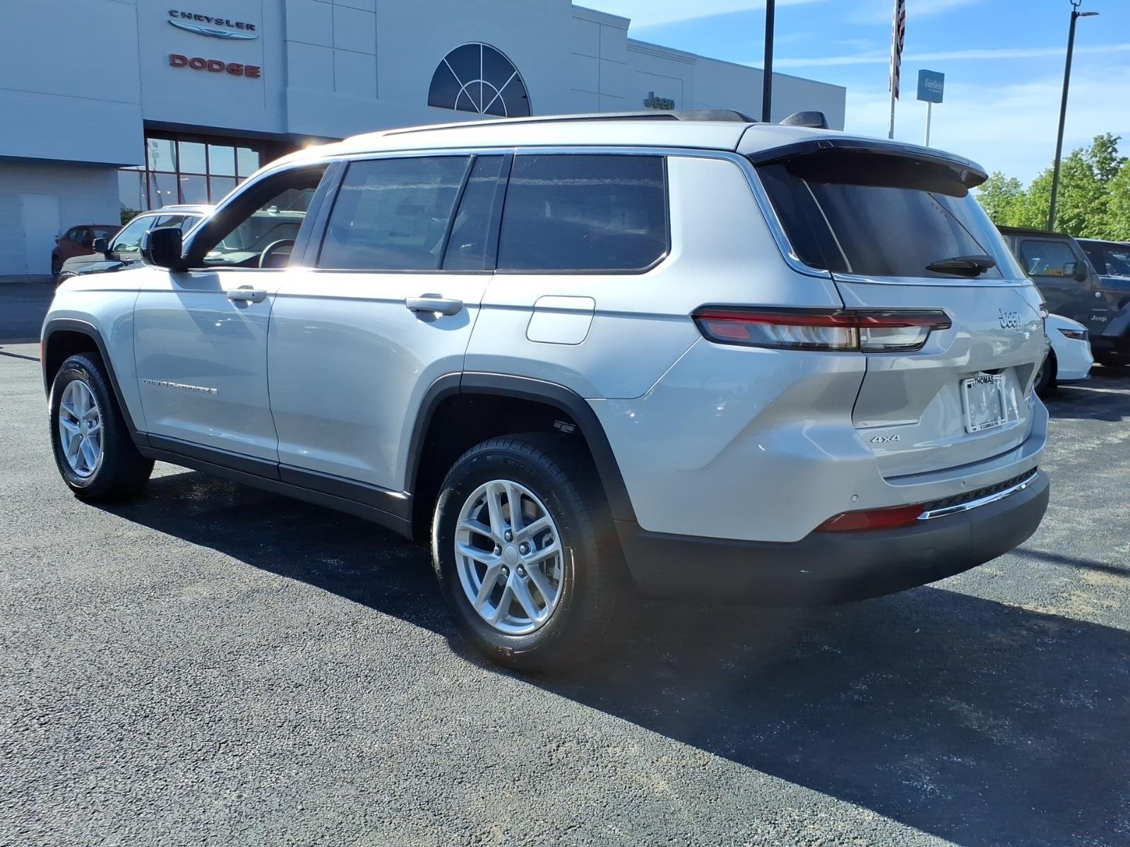 New 2026 Silver Zynith Exterior Paint Jeep Laredo X image 2