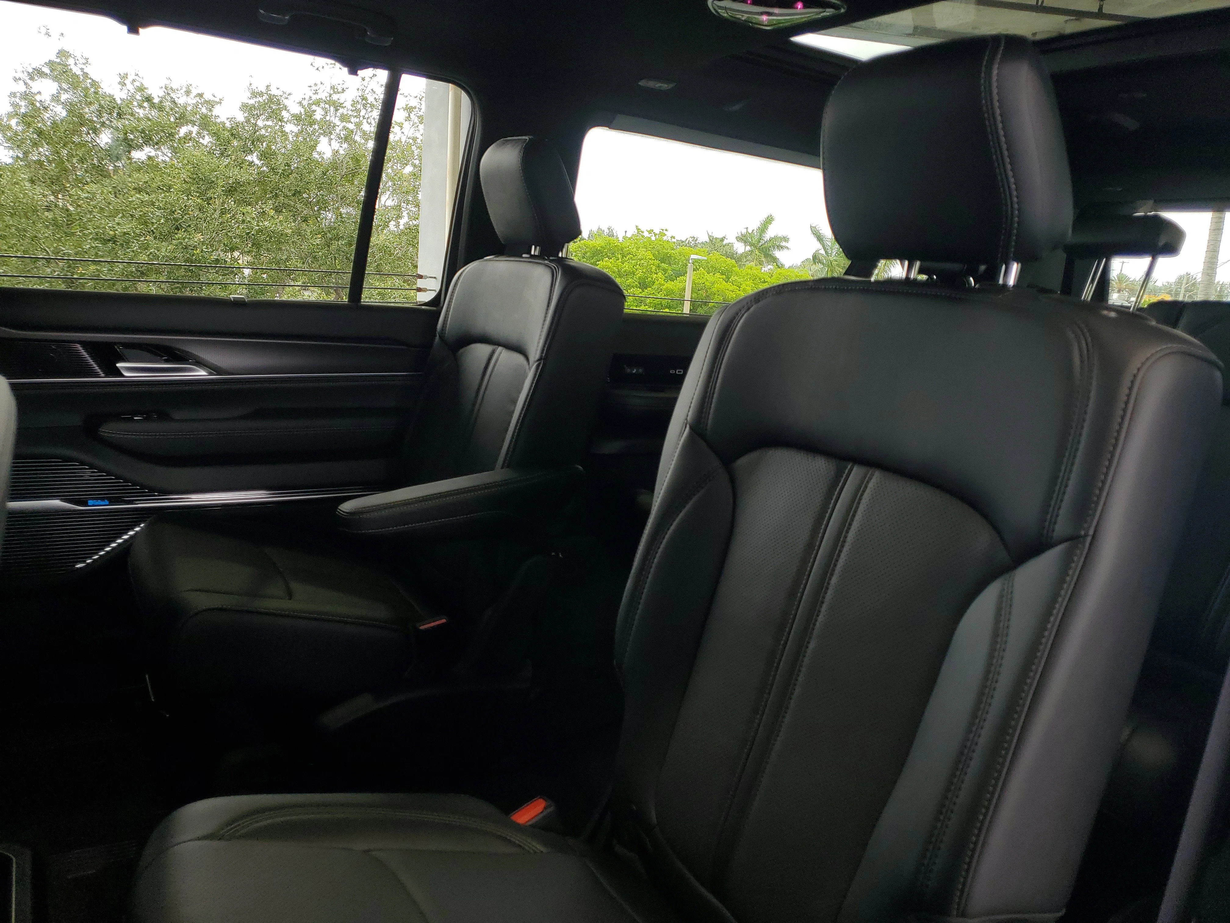 New 2026 High Gloss Black Exterior Paint Jeep Summit Obsidian image 7