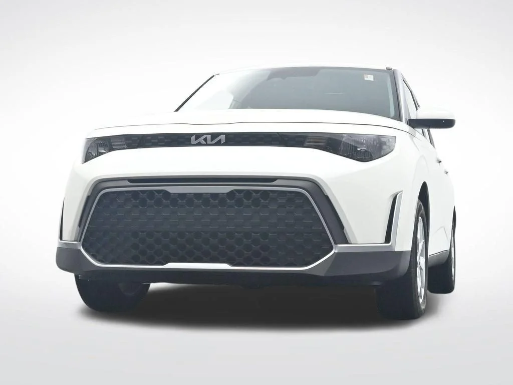 Used 2025 White Kia LX image 31