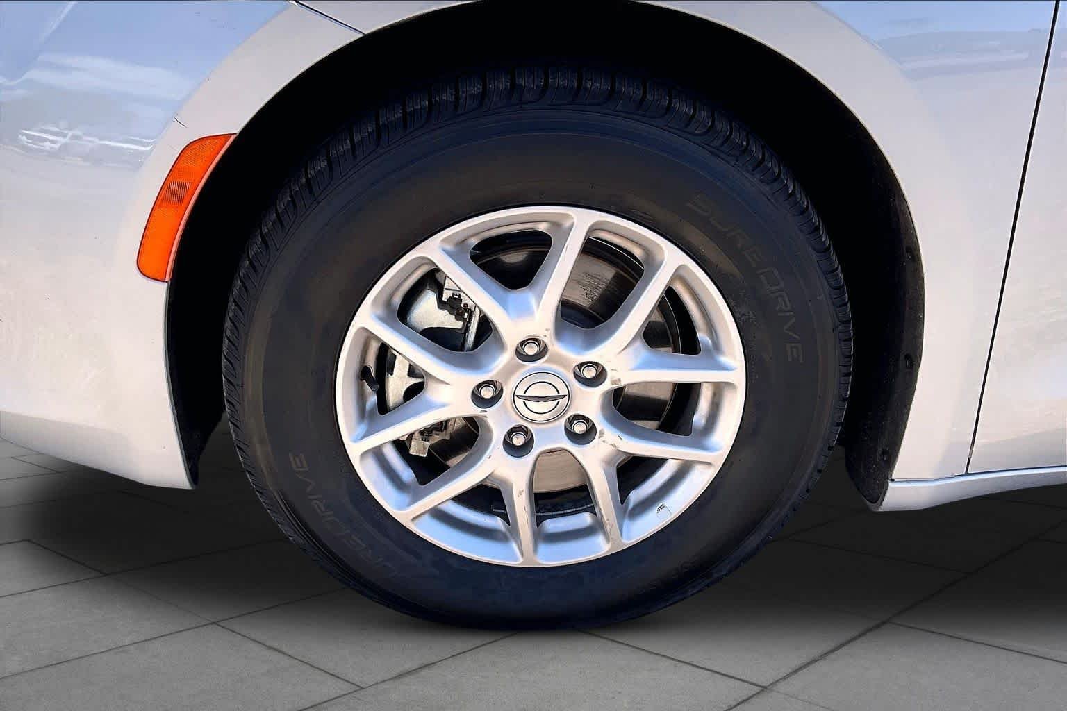 Used 2024 Silver Mist Clearcoat Chrysler LX image 10