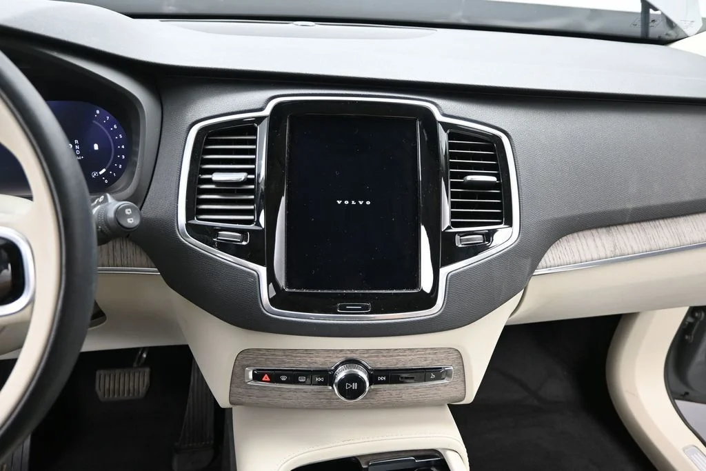 Certified Used 2024 Vapour Grey Volvo Plus image 18