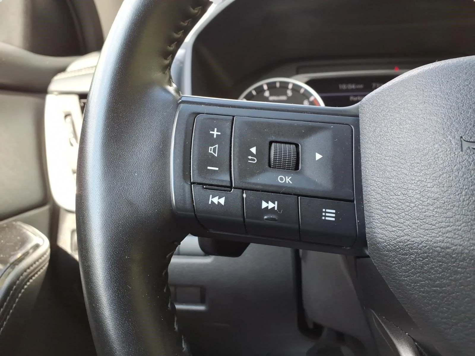 Used 2025 Everest White Pearl Qbe Nissan SV image 23