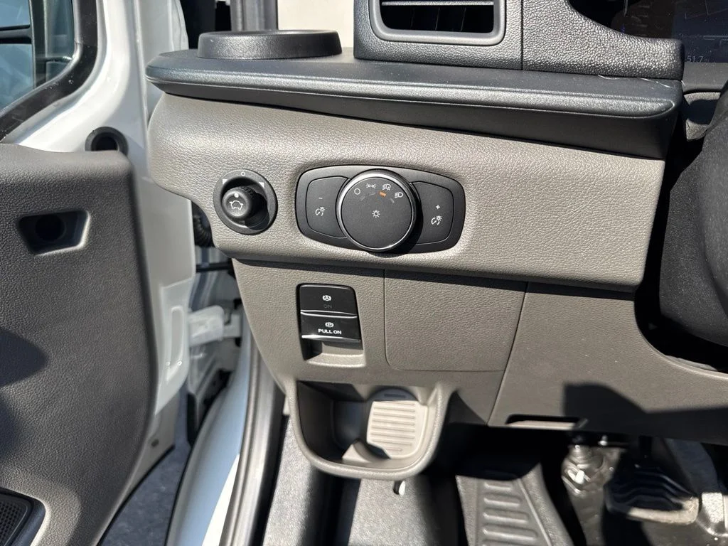 New 2026 Oxford White Ford Base image 10