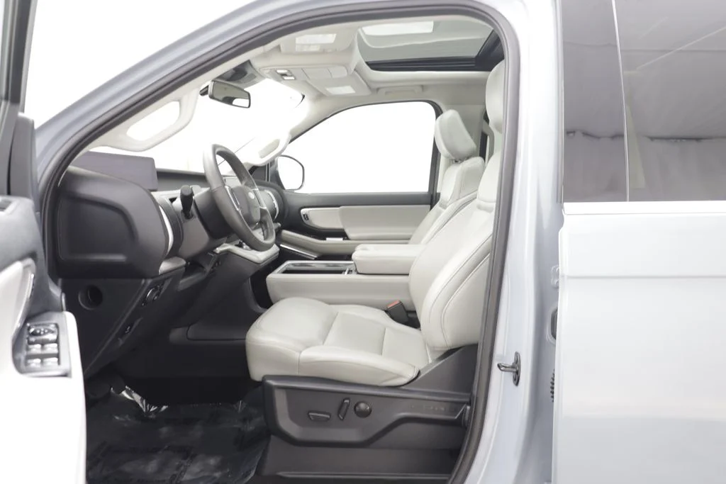 Used 2025 Gray Metallic Ford Active image 5