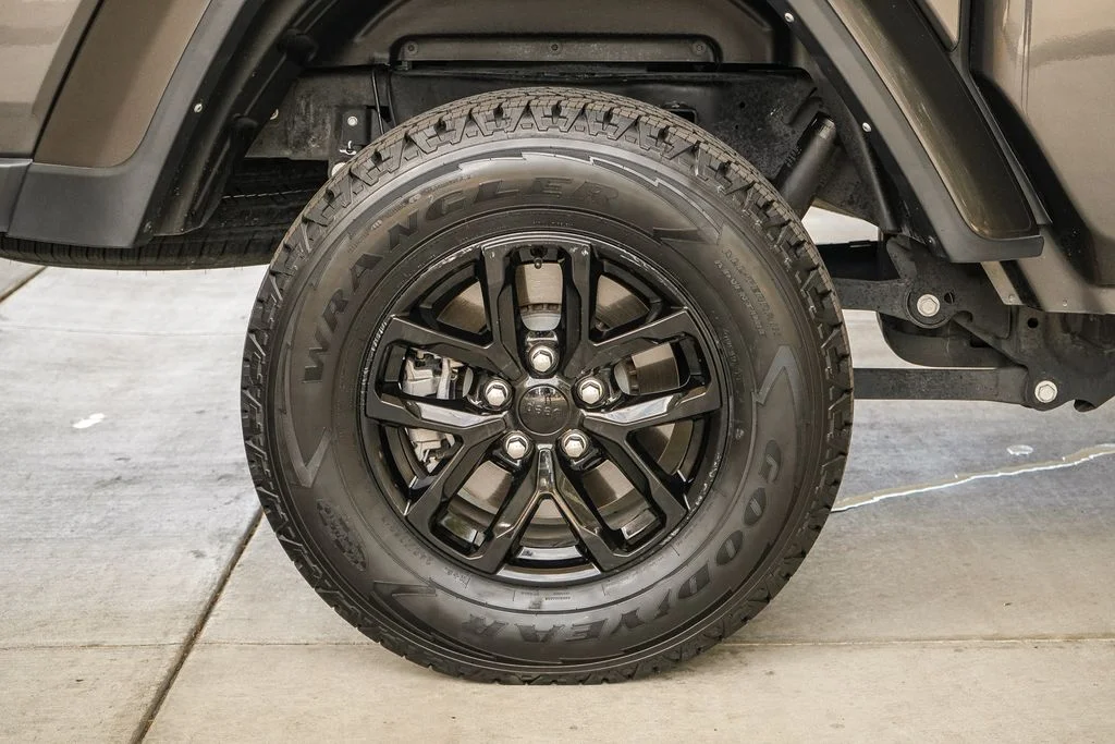 Used 2022 Gray Jeep Altitude image 11