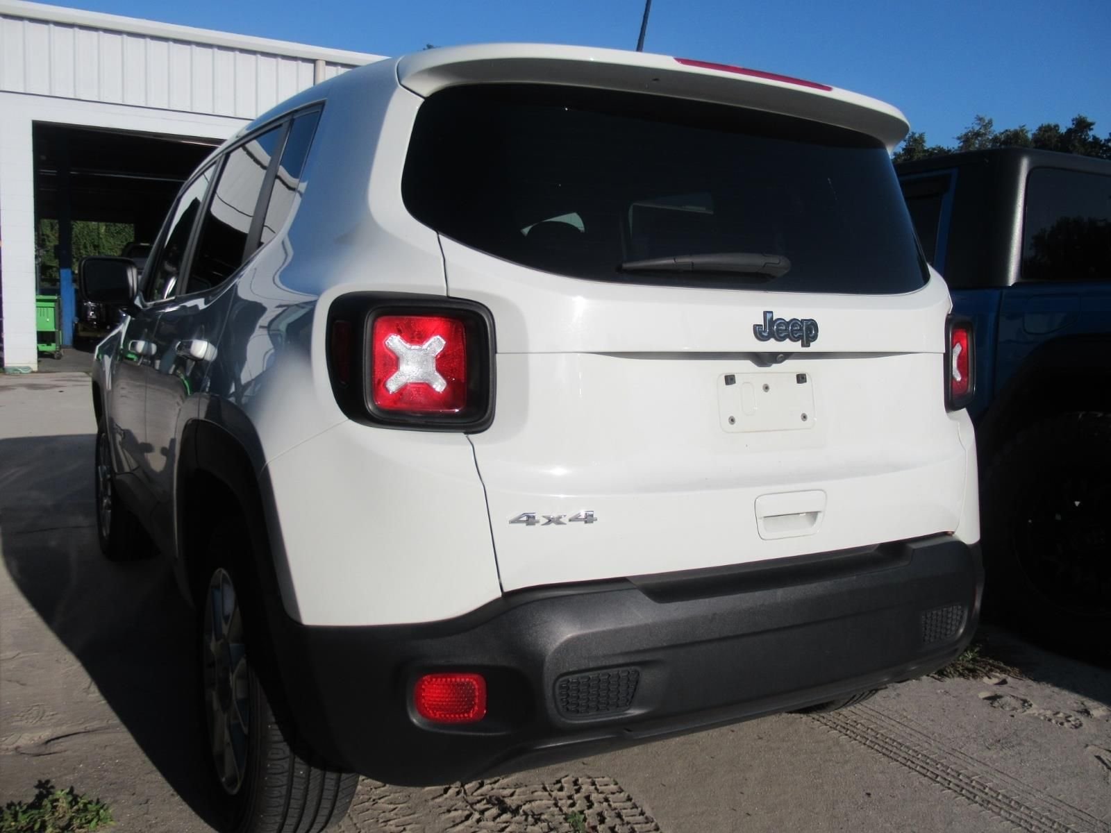 Used 2023 White Jeep Latitude image 3