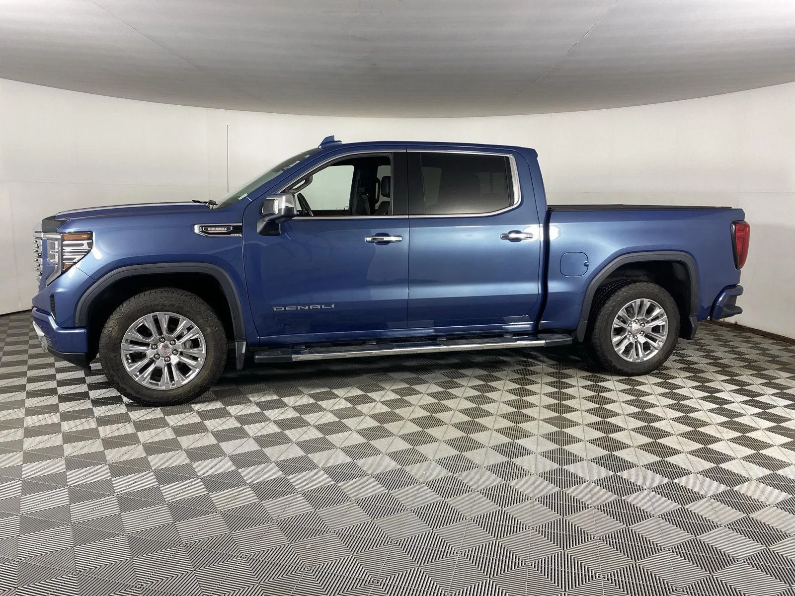 Used 2024 Metallic GMC Denali image 4