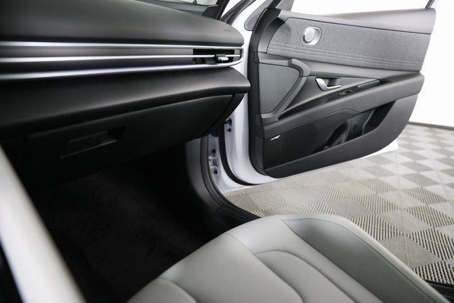2025 Hyundai Elantra Limited - Photo 14