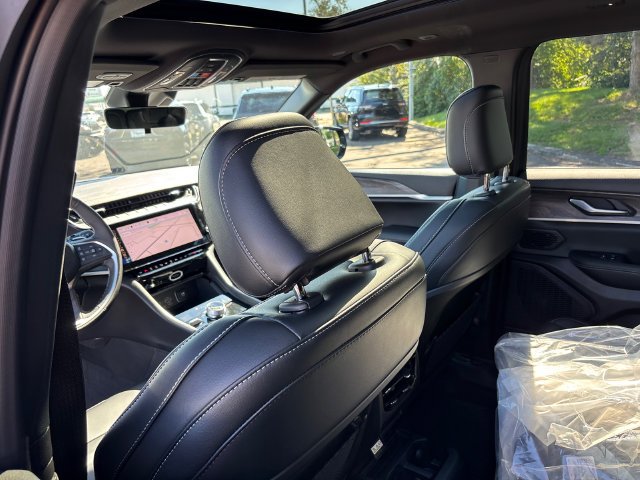 New 2027 High-Gloss Black Paint Jeep Limited image 11