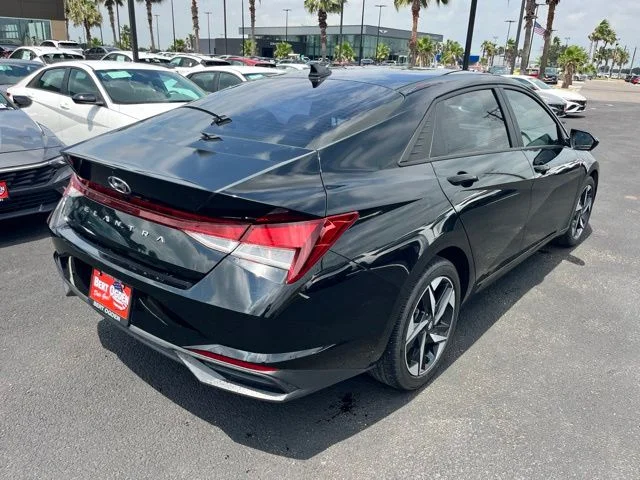 Used 2023 Black Hyundai SEL image 6