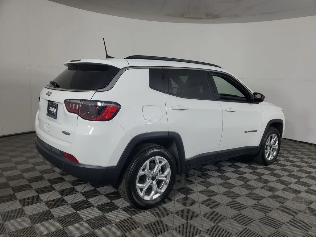Used 2025 White Jeep Latitude image 4