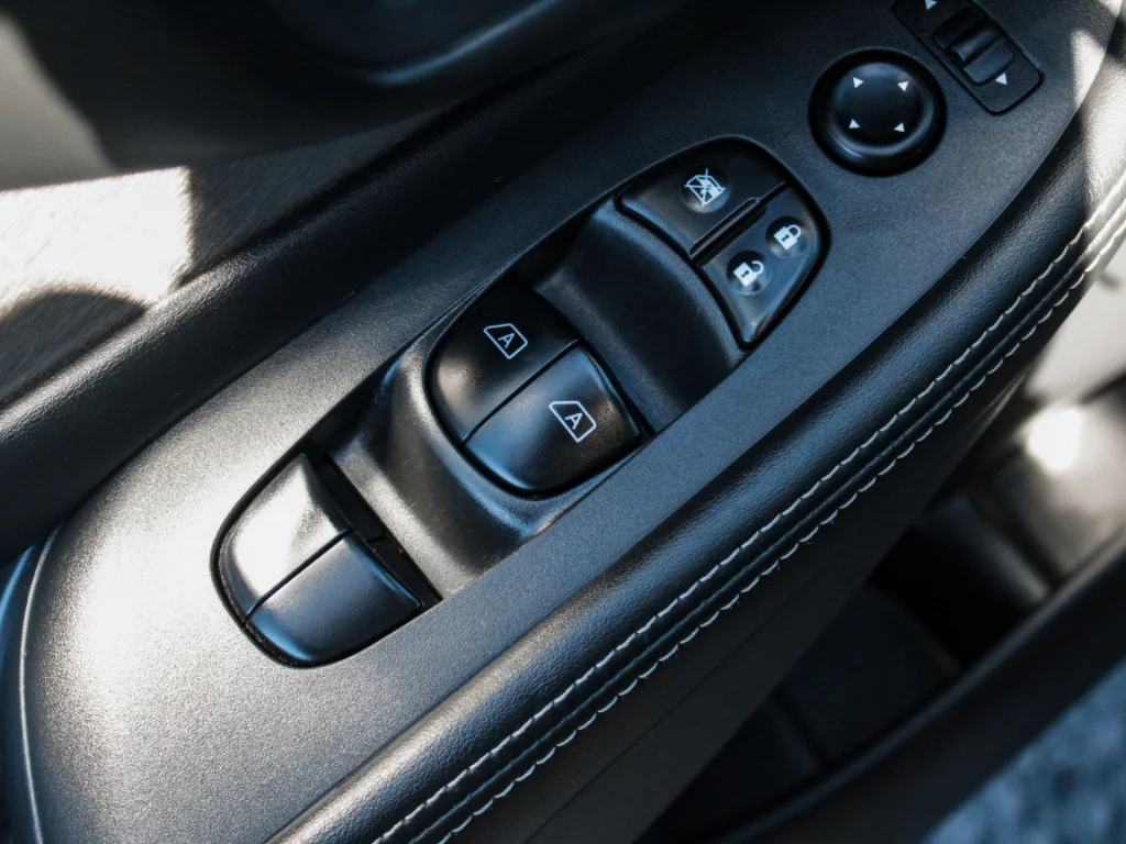 Used 2019 Red Nissan S image 9
