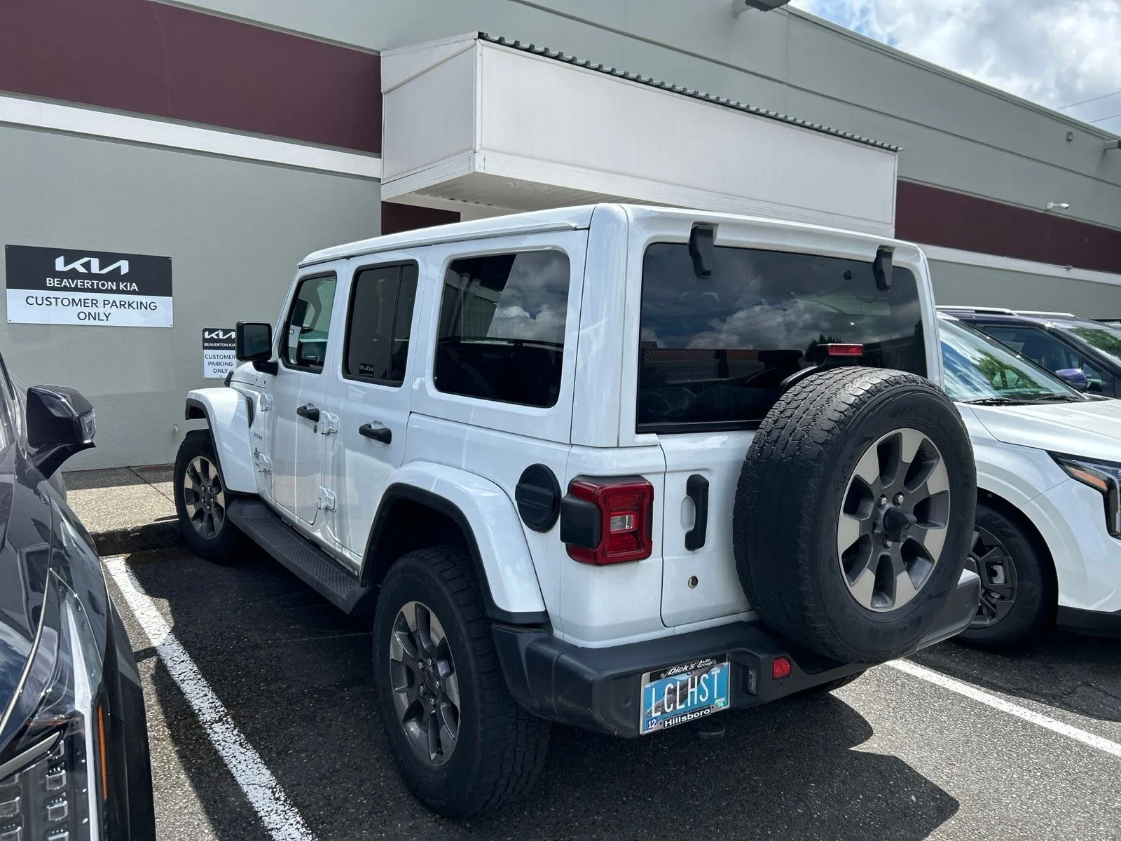 Used 2019 White Jeep Unlimited Sahara image 4