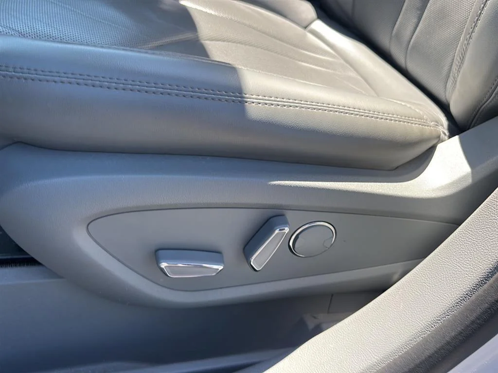 Used 2019 White Platinum Tri-Coat Lincoln Reserve image 7
