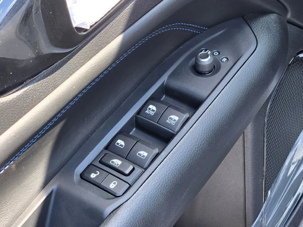 New 2026 Bright White Clearcoat Jeep Latitude image 19