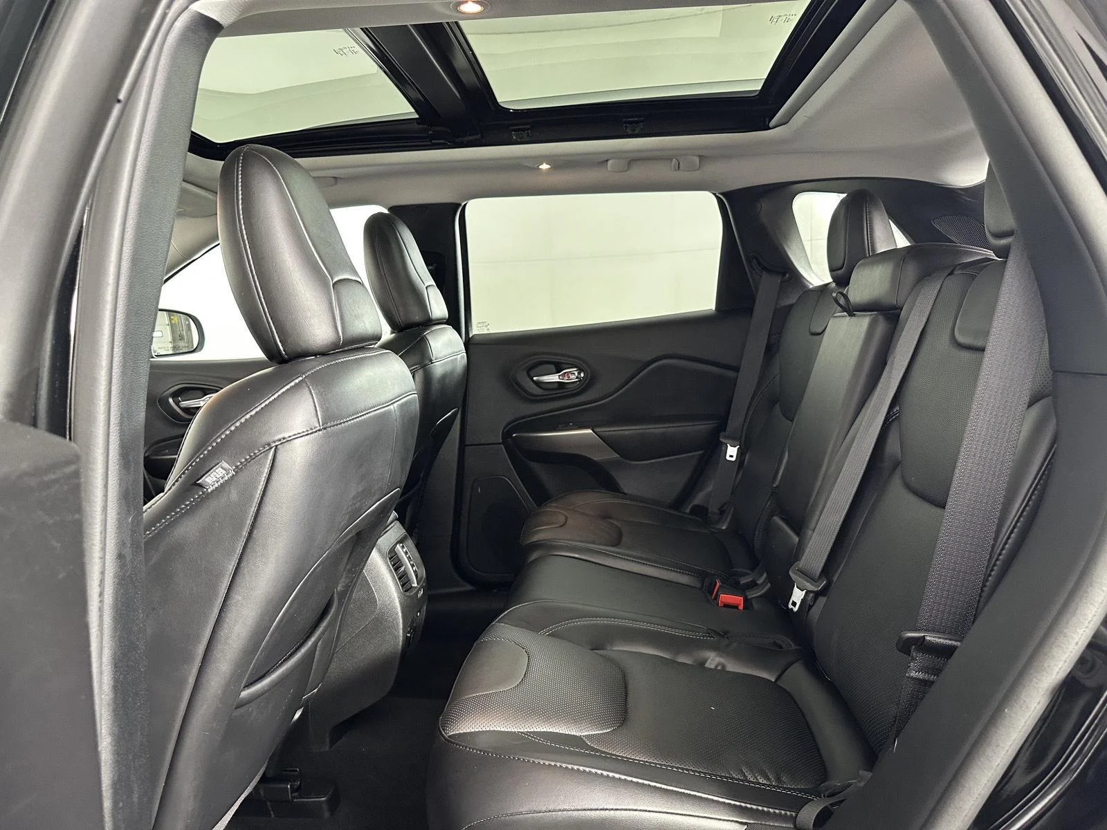 Used 2021 Diamond Black Crystal Pearlcoat Jeep Limited image 20